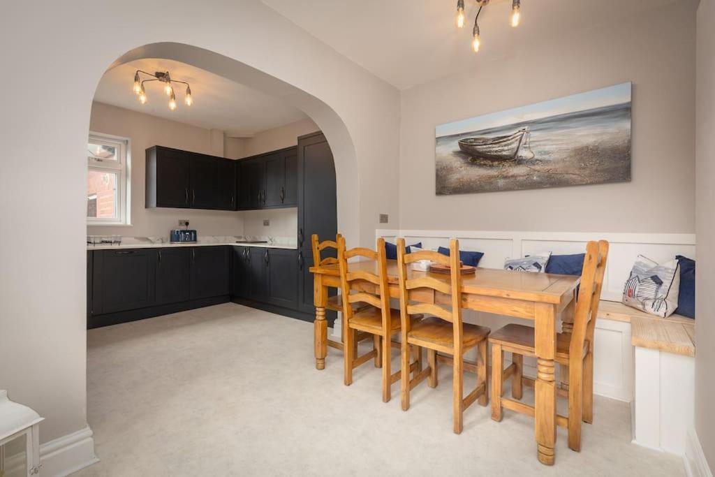 The Hot Tub Townhouse By Holiday Heim Lytham St Annes Exterior photo