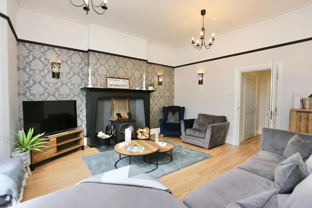 The Hot Tub Townhouse By Holiday Heim Lytham St Annes Exterior photo